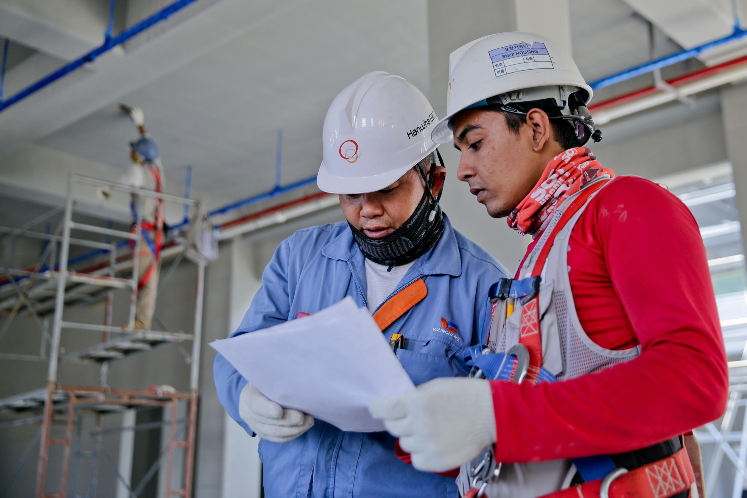 Trabajadores con equipo de seguridad industrial